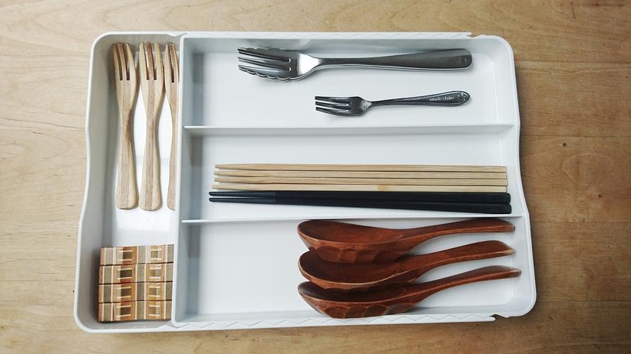 ニトリの縦伸縮整理トレーにカトラリーを収納したイメージ