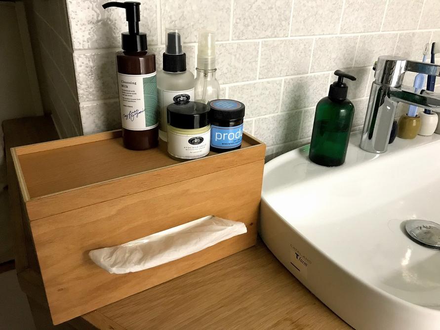 ideacoの木製ティッシュケースにメイク用品を収納するイメージ