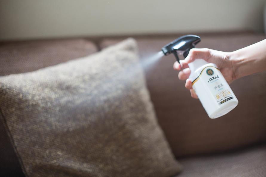 洗えないカーテンやソファ、スーツなどの衣類についた汗やタバコのにおいを消したいときに使いたいのが消臭剤だが、種類が多くてどれを選べばいいかわからない。福島さんがすすめてくれたのは、自身も開発に携わった白元アースの『ノンスメル清水香（せいすいか）』。