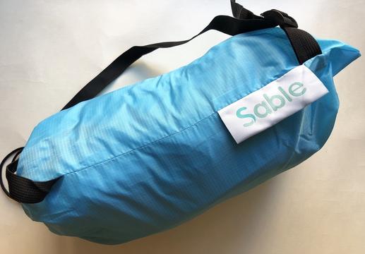 アウトドアで大活躍する、たった1kgのソファだと…？持ち運びもラクラクで身軽だよ～！｜KIDS ROOMIE