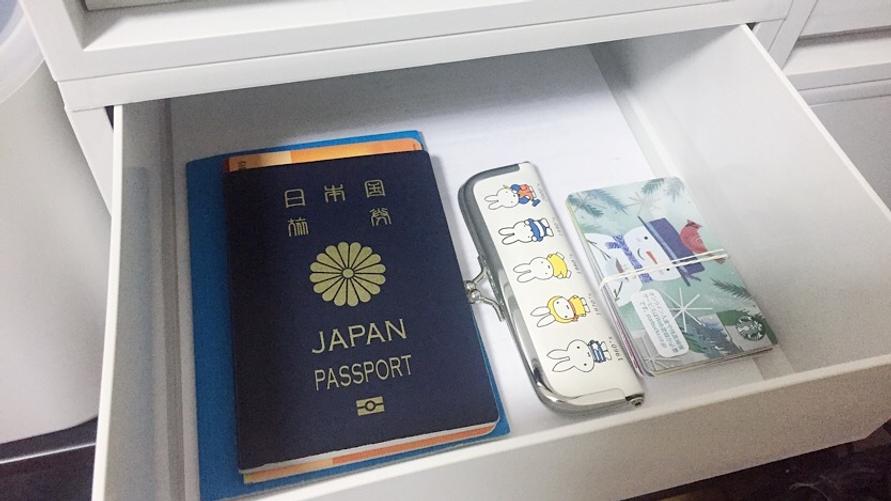 無印良品のポリプロピレンケース ホワイトグレーに小物を収納したイメージ