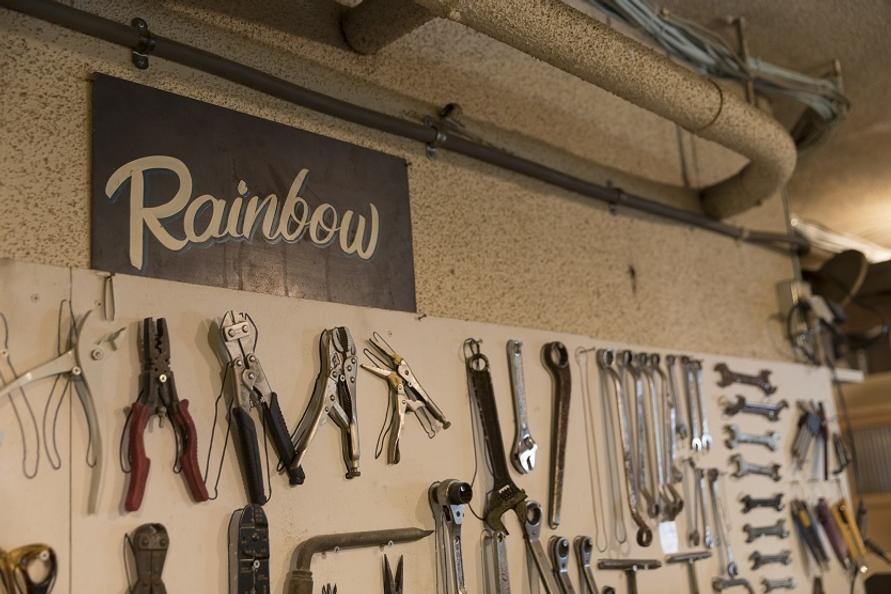 驚きのコラボレーションが生まれる空間「レインボー倉庫」