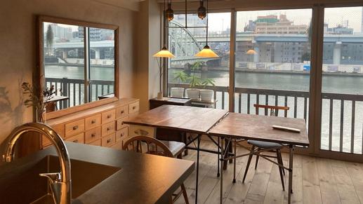 築50年の中古マンションをリノベーション。空間に優しいあかりを灯すアンティークの照明が“我が家の顔”｜わたしの部屋