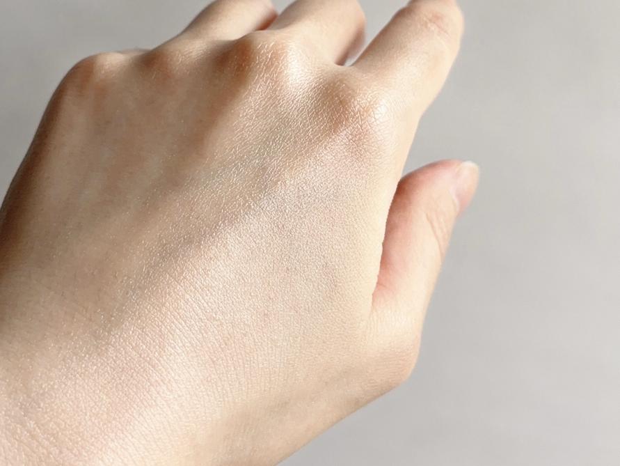 ビオレUV アクアリッチ ウォータリーエッセンスを手の甲になじませた状態