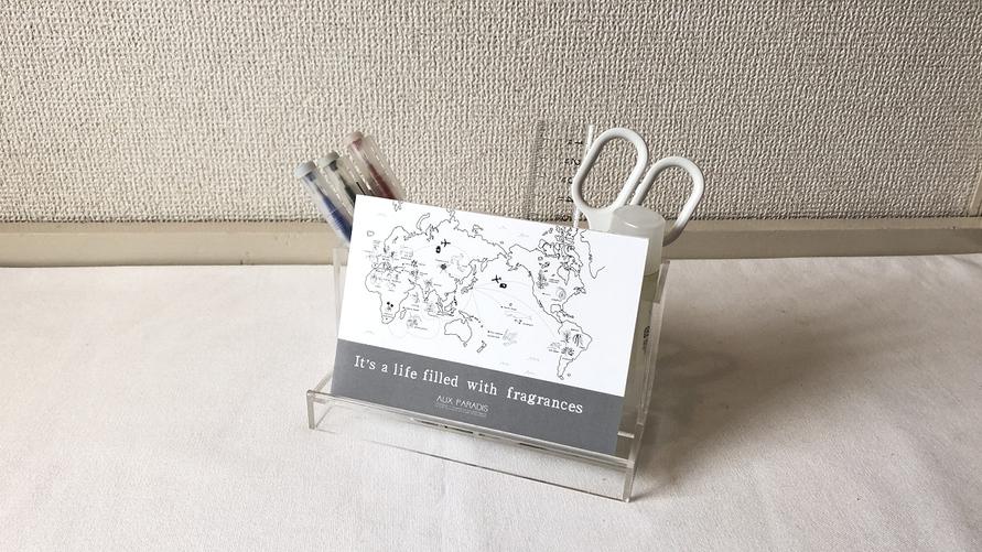 無印良品のアクリルスマホ小物スタンド・大に文房具を収納したイメージ