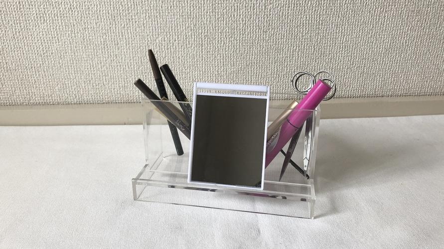 無印良品のアクリルスマホ小物スタンド・大にメイク用品を収納したイメージ