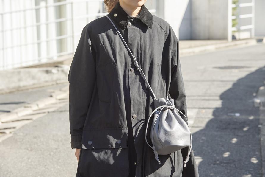 アウターの上からバッグを斜めに掛ける