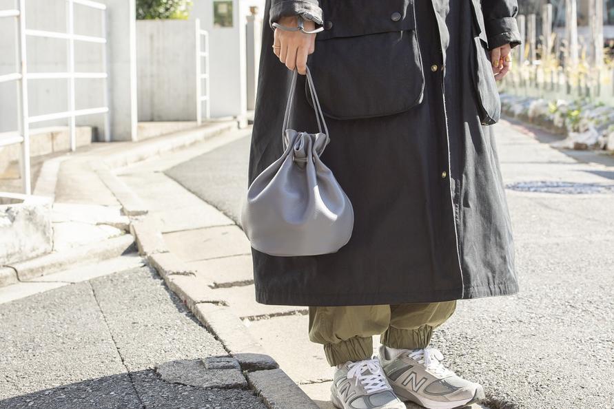 バッグを手で持つ