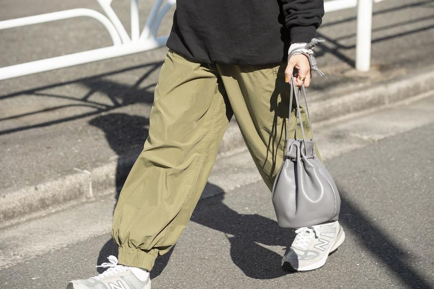 バッグを持って歩く