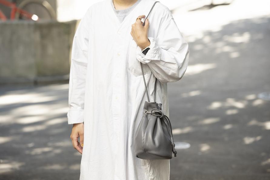 ワンピース着用　肩から掛ける