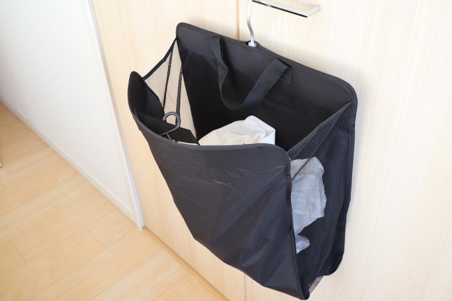 無印良品の吊るせる収納・持ち手付ポケットに洋服を収納するイメージ