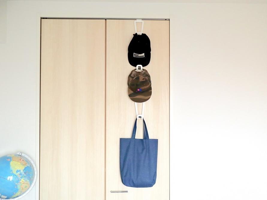 山崎実業のジョイントバックハンガーチェーンに帽子を収納するイメージ