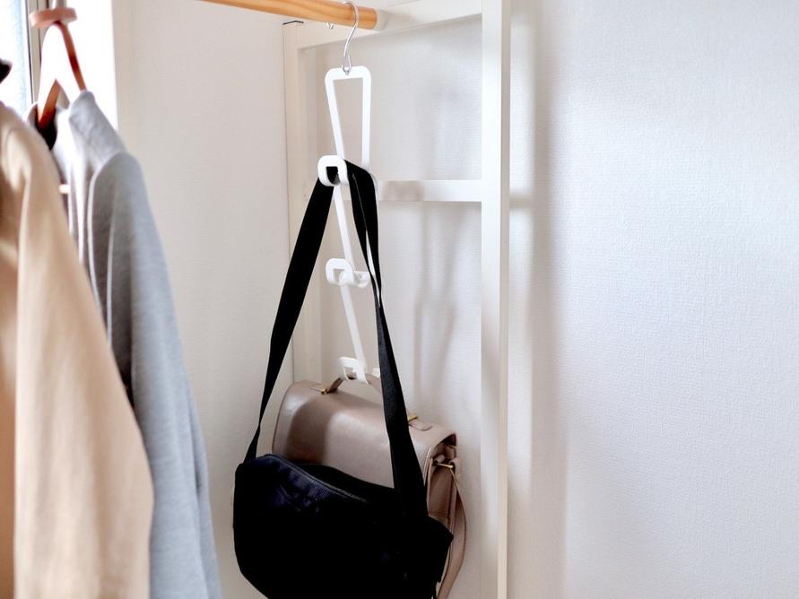 山崎実業のジョイントバックハンガーチェーンをクローゼットで使用するイメージ