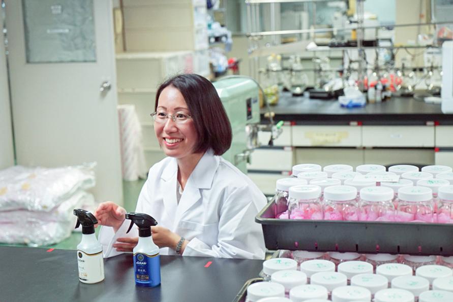 ホテルやバス、カラオケボックスのにおいをサンプリングしたところ、においの原因の多くは、空気中ではなくファブリックに付着しているにおいにあることがわかりました。そこで業務用の消臭剤として開発し、一流ホテルなどで長く採用されたものを家庭向けにアレンジしたものが、この『ノンスメル清水香』です。（福島さん）