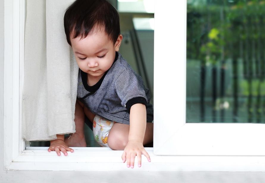 家庭内事故の約70％！転倒・転落から子どもを守るには