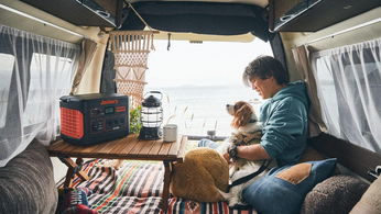 これが最先端のバンライフ・ワーケーション。ポータブル電源が、仕事もプライベートも支えてくれる