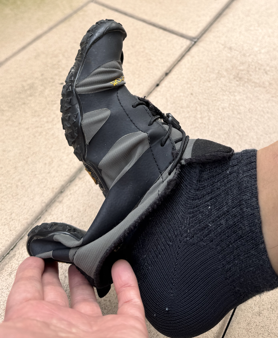 靴下のように脱ぎかけのビブラムファイブフィンガーズ V-ALPHAの旧型