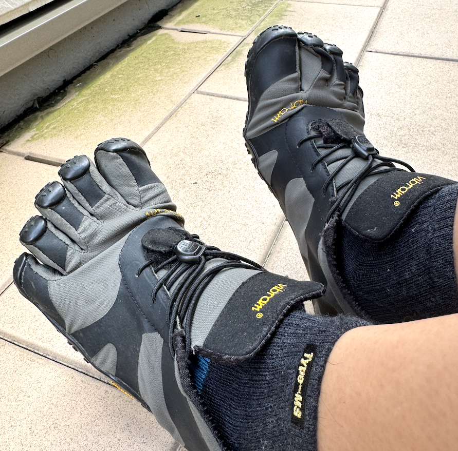 履いた状態のビブラムファイブフィンガーズ V-ALPHA