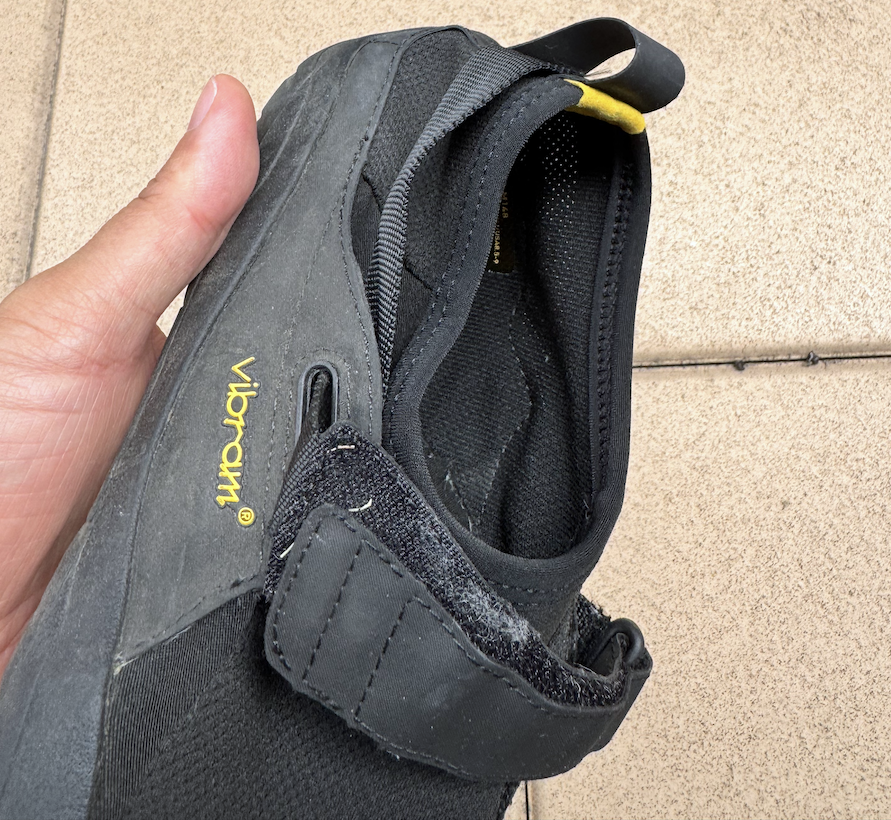 KMD-EVOの旧型を手に持っている。生地が薄く床が透けて見える