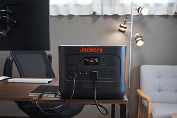 コンセントの呪縛、ケーブルの散乱から解放。ポータブル電源は理想の「デスクアイテム」だった